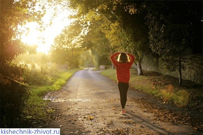 Прогулки и физическая активность – важная часть профилактики хронических запоров, фото