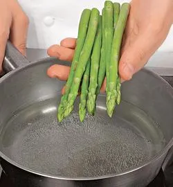 Салат с клубникой и руколой