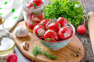 Маринованная битая редиска