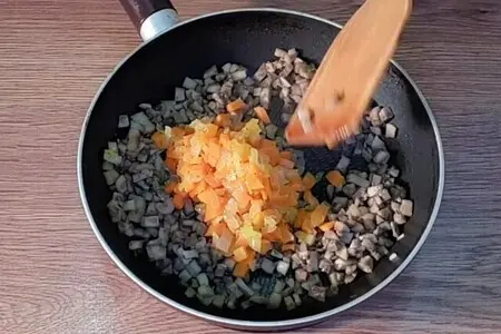 Фото: Мясные пенечки с грибами под соусом: шаг 4