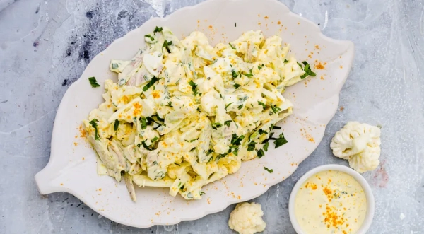 Салат с цветной капустой и яйцом