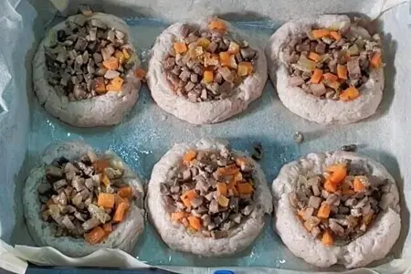 Фото: Мясные пенечки с грибами под соусом: шаг 7