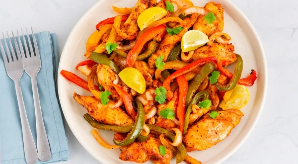 Теплый куриный салат со сладким перцем