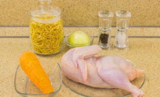 Куриный суп с лапшой готовится очень просто. Подготовим необходимые продукты по списку.