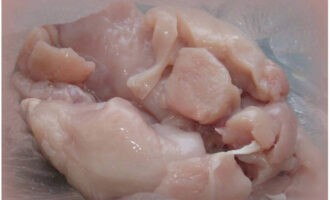 Куриный суп готовится очень быстро и просто. Ополоснув куриное филе, режем средними кусками.