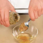 Салат из копченого лосося, клубники и фенхеля