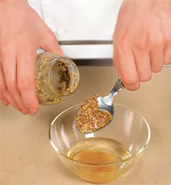 Салат из копченого лосося, клубники и фенхеля