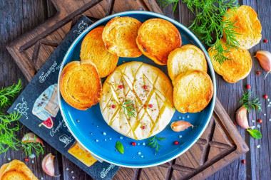 Сыр камамбер запеченный в духовке с чесноком