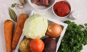 Классический борщ со свеклой готовится очень просто. Продукты, перечисленные в списке, выкладываем на рабочий стол и приступаем к процессу.