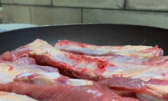 Как приготовить суп харчо в домашних условиях по классическому рецепту? Говяжьи ребра зачищаем от пленок, промываем и насухо промакиваем бумажными салфетками. Обжариваем до образования характерной корочки со всех сторон на растительном масле.