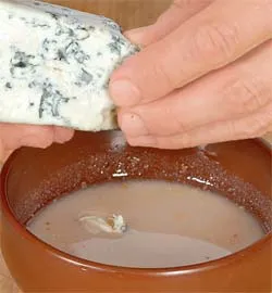 Зеленый салат с курицей и голубым сыром