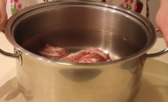 Как приготовить щи из свежей капусты по классическому рецепту? Перед тем, как отварить мясо свинины, хорошо его промываем. В кастрюлю наливаем 2,5 л. воды, кладем в нее свинину и ставим на огонь. Доводим ее до кипения, снимая образовавшуюся пенку, и продолжаем варить 2 часа на умеренном огне.