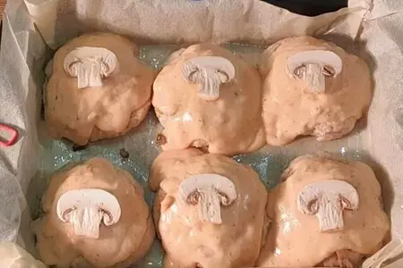 Фото: Мясные пенечки с грибами под соусом: шаг 8