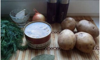 Как сварить вкусный рыбный суп? Картофель почистите, хорошо помойте. Кастрюлю с водой поставьте на огонь и закипятите ее.