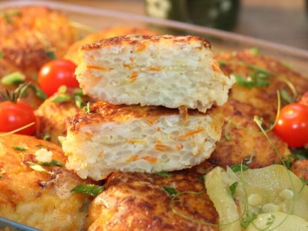 Куриные котлеты на кабачковой подушке