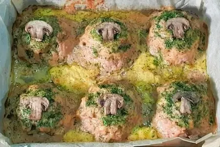 Фото: Мясные пенечки с грибами под соусом: шаг 9