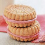 Песочное печенье с клубничным соусом