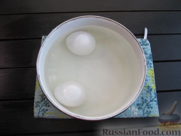 Яичный рулет со шпротами, сыром и маринованными огурцами