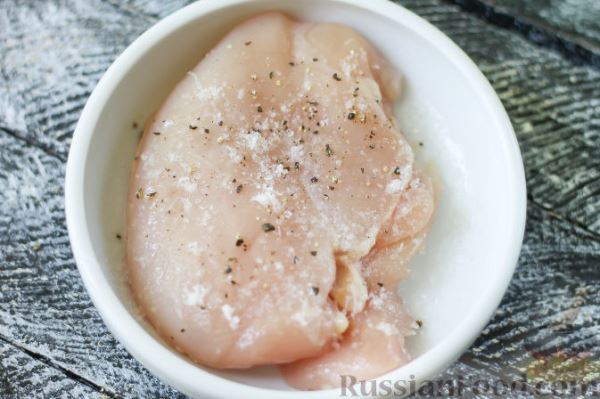 Летний салат с индейкой, черешней и сыром фета