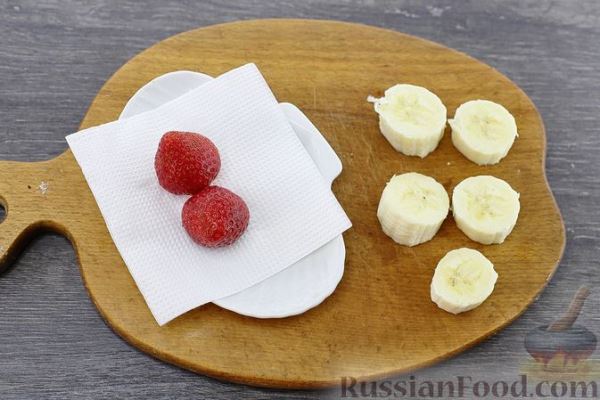 Рисовый смузи с ананасом, клубникой и бананом