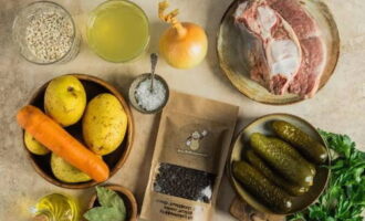 Классический рассольник с перловкой и солеными огурцами готовится достаточно просто. Подготавливаем ингредиенты.