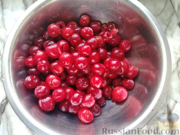 Шоколадный клафути с вишней и черешней