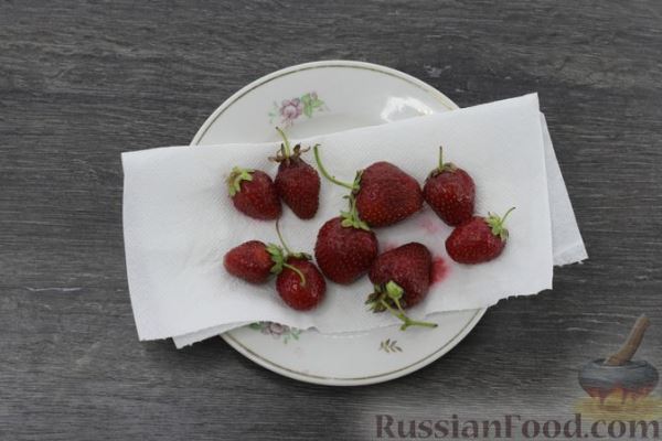 Конфеты из вафель, с клубникой и сметаной