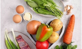 Для ускорения процесса, выкладываем на рабочую поверхность мясо, зелень и овощи.