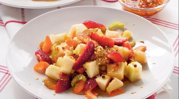 Салат с фруктами и овощами